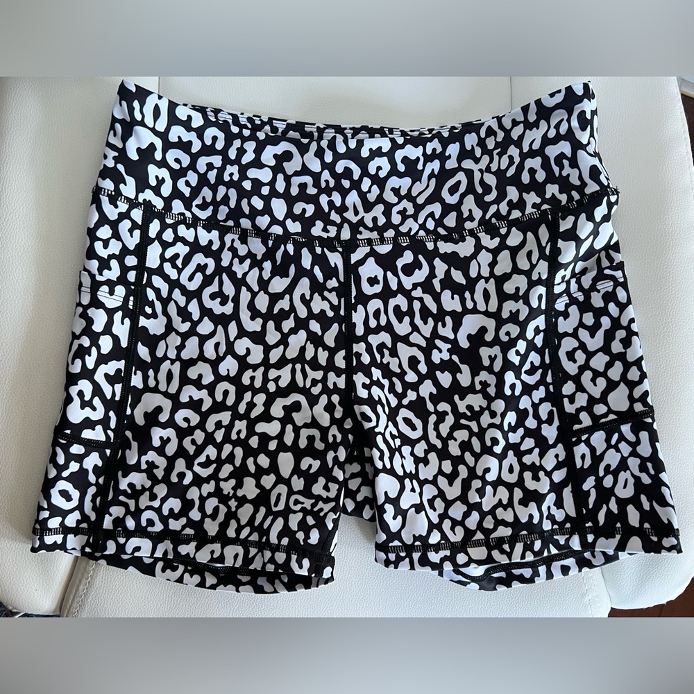 ZYIA Black and White Leopard Light n Tight Pocket Hustle Shorts - LIKE NEW